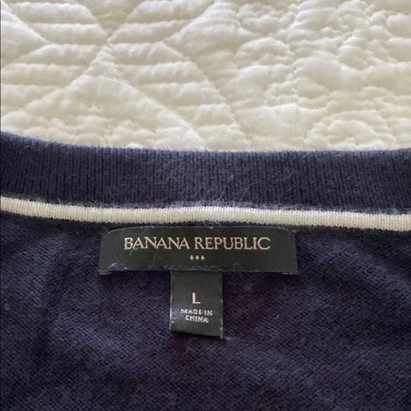 Men’s Banana Republic long sleeve navy sweater with white V neck detail - Picture 7 of 8
